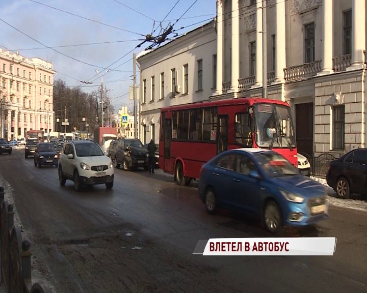 В Ярославле иномарка влетела в пассажирский автобус