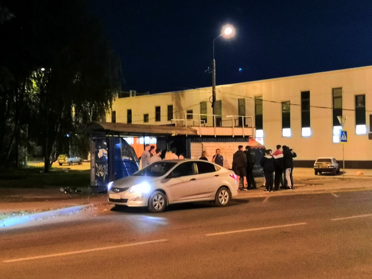 Пьяная ярославна разнесла остановку на улице Пирогова