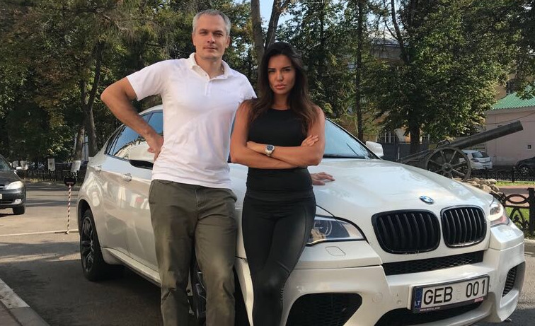 Гонщица-фотомодель и ультрамарафонец отправились в автопробег по Золотому кольцу