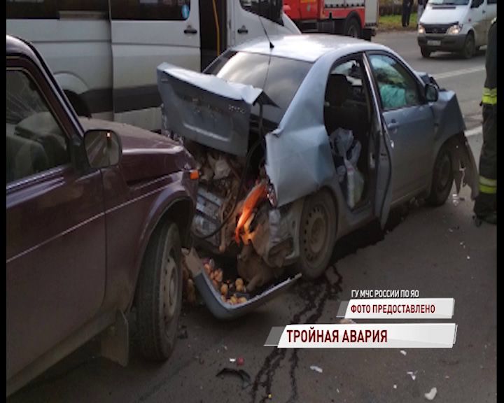 В Ярославле столкнулись сразу три машины