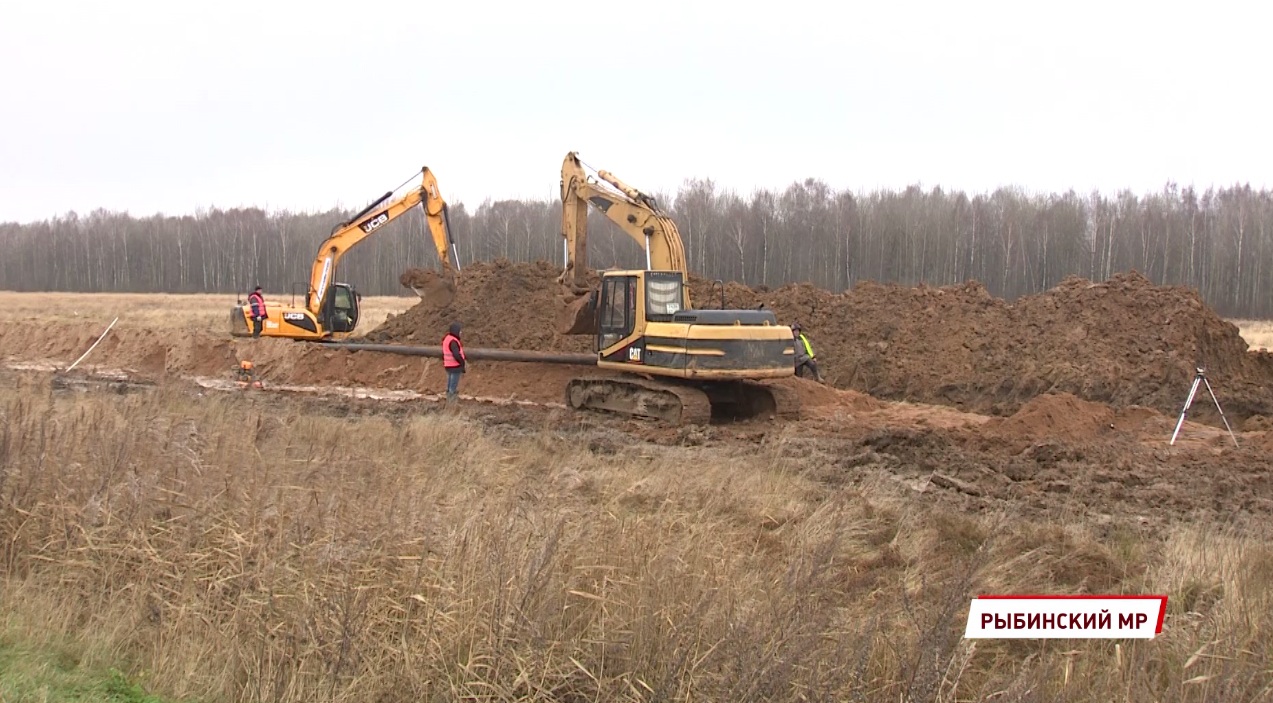 В Рыбинском районе продолжается строительство канализационного коллектора