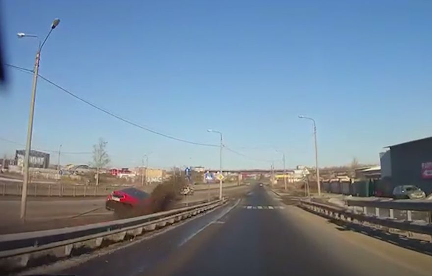 «Форсаж по-ярославски»: в сети появилось видео, как легковушка вылетела на встречку и перевернулась