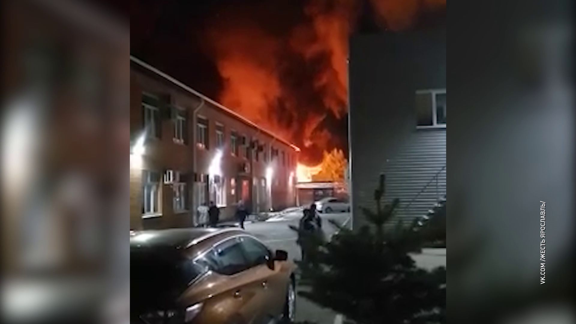 В Ярославле сгорел ангар с тяжелой техникой