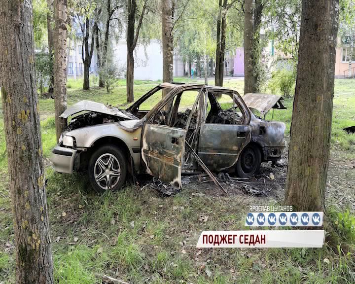 Облил бензином, поджег и снимал: в Брагине неизвестный спалил машину