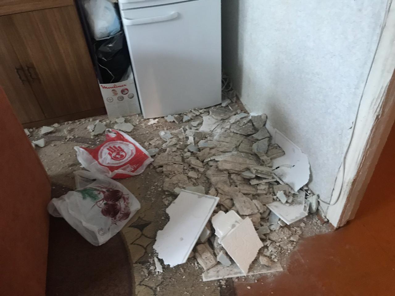 В квартире в центре Ярославля рухнул потолок: спящую бабушку чуть не убило штукатуркой