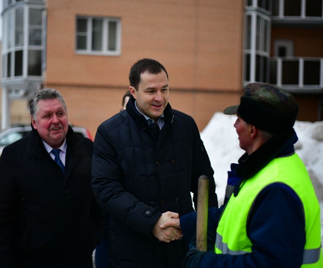 Владимир Волков нашел идеально чистый двор и пожал руку дворнику