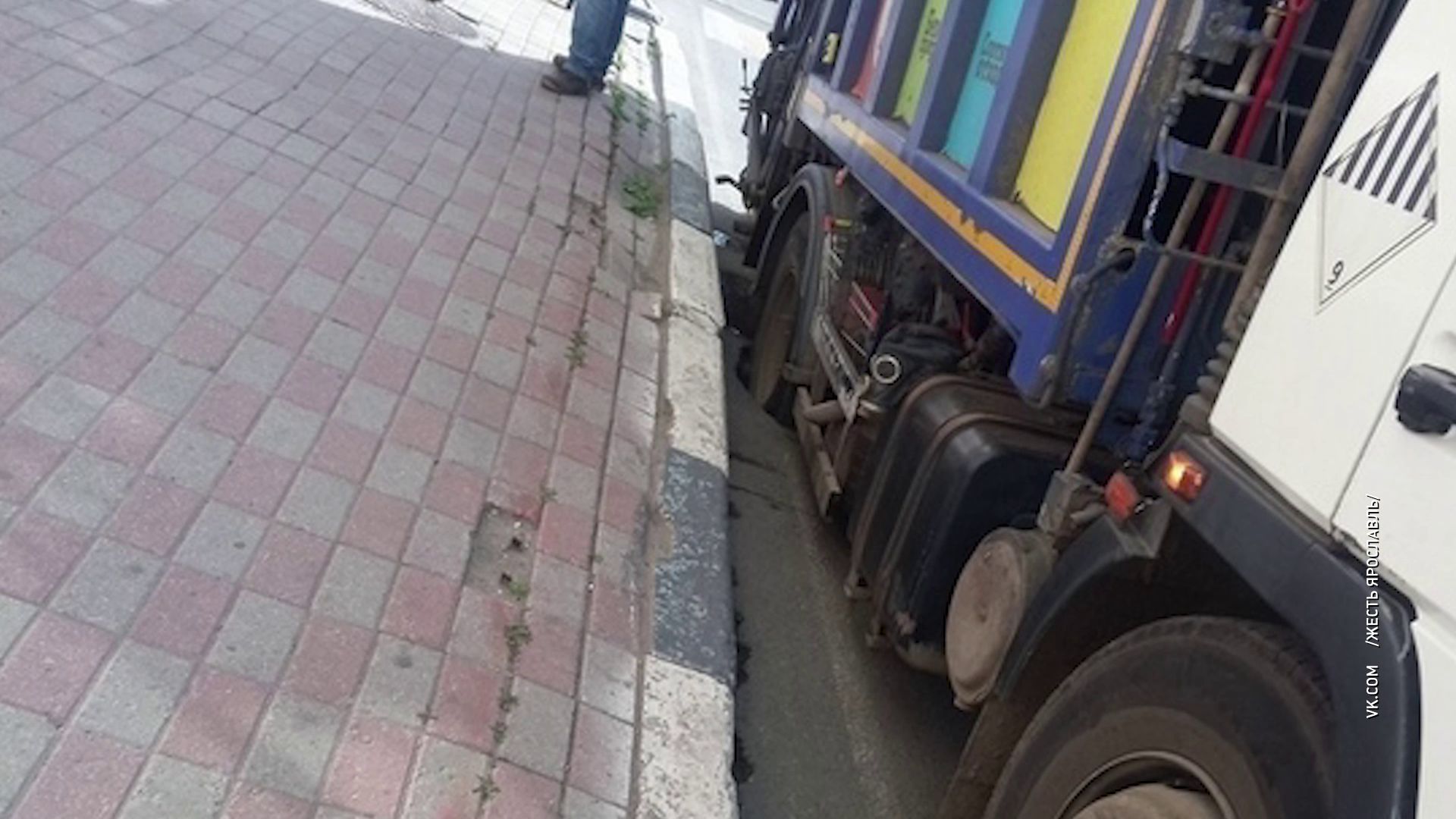 На улице Большой Октябрьской мусоровоз провалился в асфальт