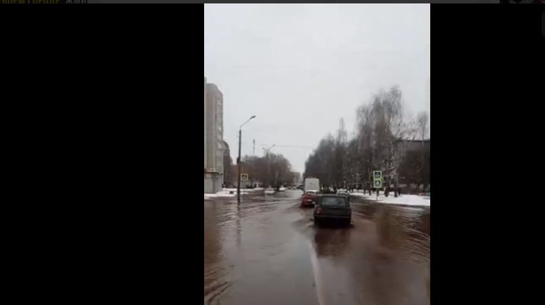По самые двери: в Заволжском районе затопило улицу