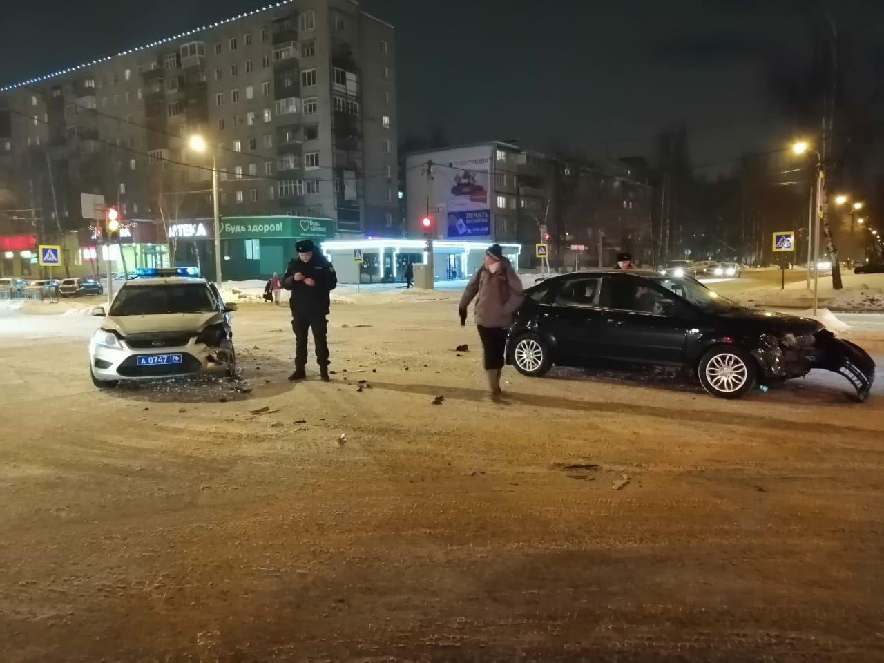 В Ярославле иномарка столкнулась с машиной полиции