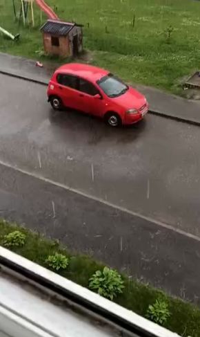 В Ярославле выпал крупный град: видео