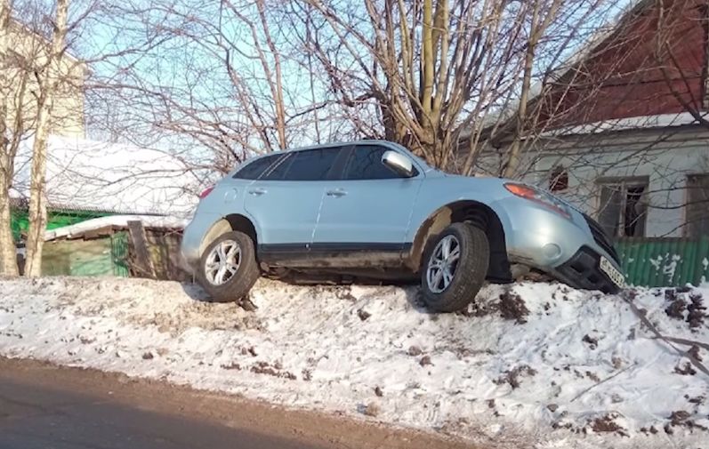 В Ярославле иномарка повисла на сугробе