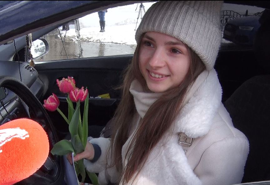 В Ярославле прошла акция «Цветы для автоледи»