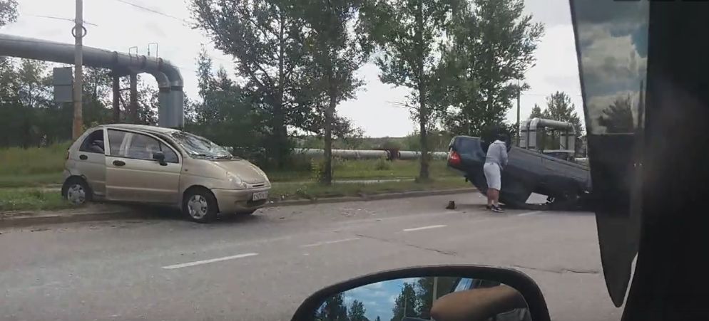 ДТП в Ярославле: автомобиль перевернулся на крышу