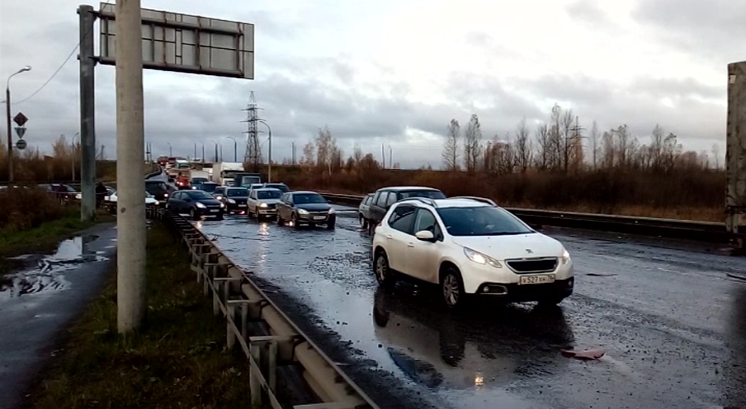 На Суринском путепроводе выстроились автомобили с пробитыми колесами