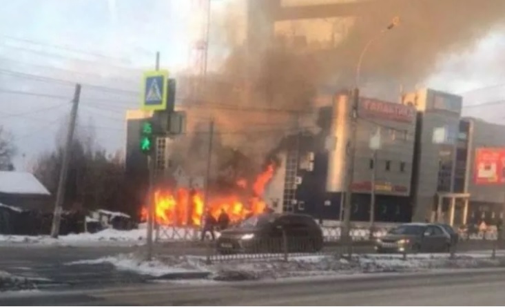 Рядом с торговым центром Заволгой загорелся дом