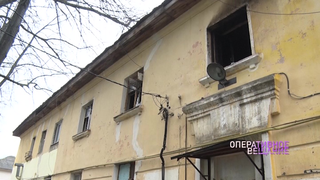 Пламя охватило единственный выход: на улице Зелинского в Ярославле горел двухэтажный дом