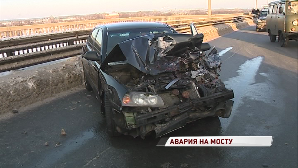 ДТП на Октябрьском мосту парализовало движение в городе: подробности и комментарии участников