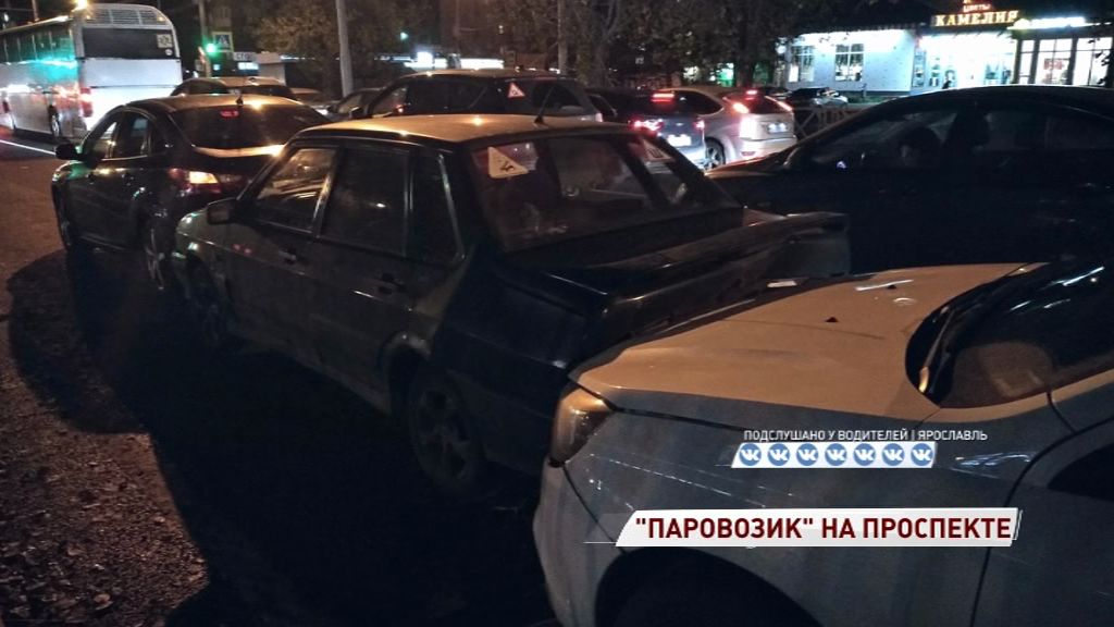 На Ленинградском проспекте образовался «паровозик» из четырех машин
