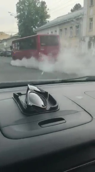ВИДЕО: В Ярославле на ходу задымилась маршрутка