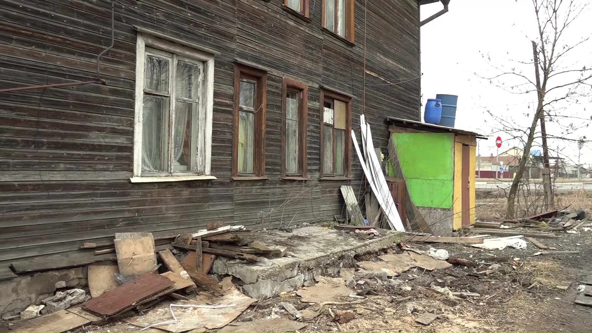 В Ростове горел многоквартирный старый барак