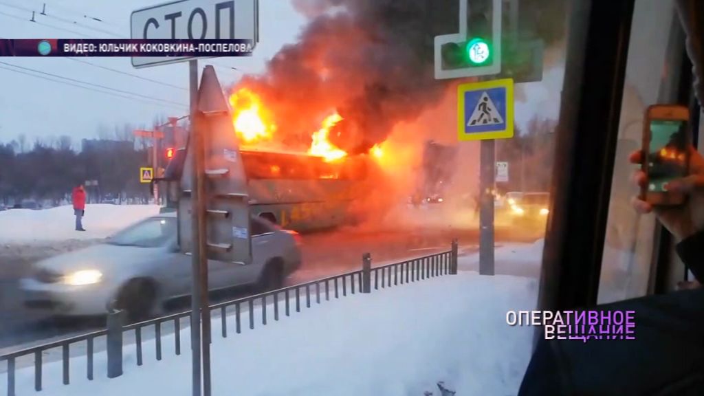 Рано утром на Московском проспекте полыхал пассажирский автобус: подробности