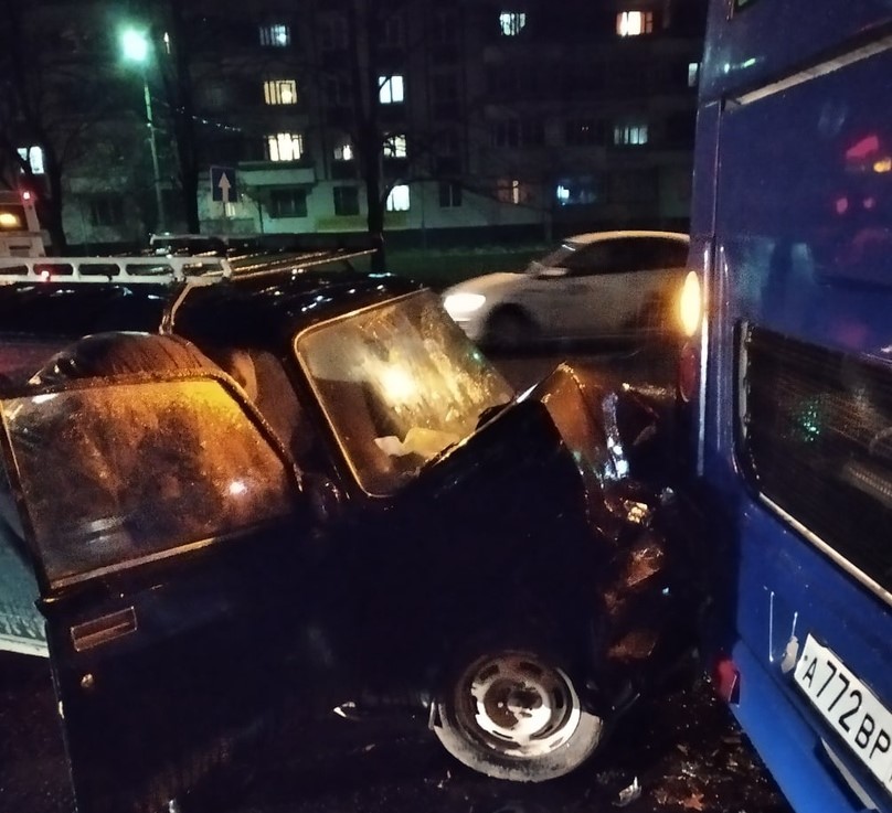 В Дзержинском районе Ярославля легковушка врезалась в автобус