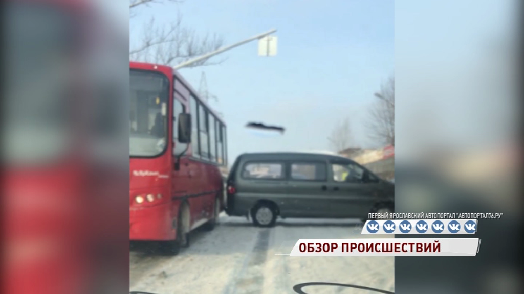 ДТП с маршруткой и минивэном собрало большую пробку на Магистральной