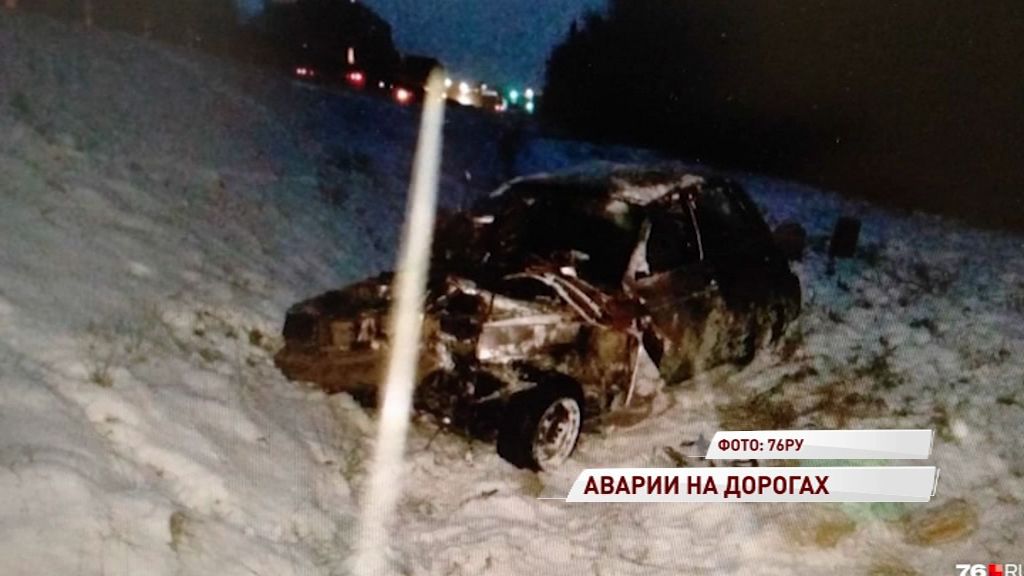На трассе М8 ВАЗ улетел в кювет: двое в реанимации