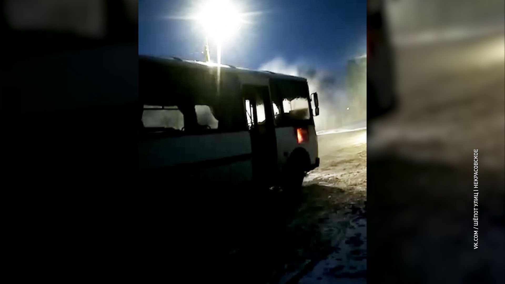 Загоревшийся на дороге в Ярославской области автобус тушили снегом