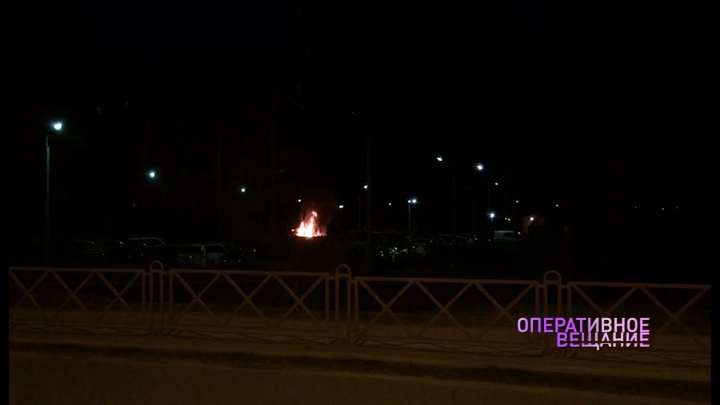 Легковушка вспыхнула на парковке у торгового центра на улице Гагарина