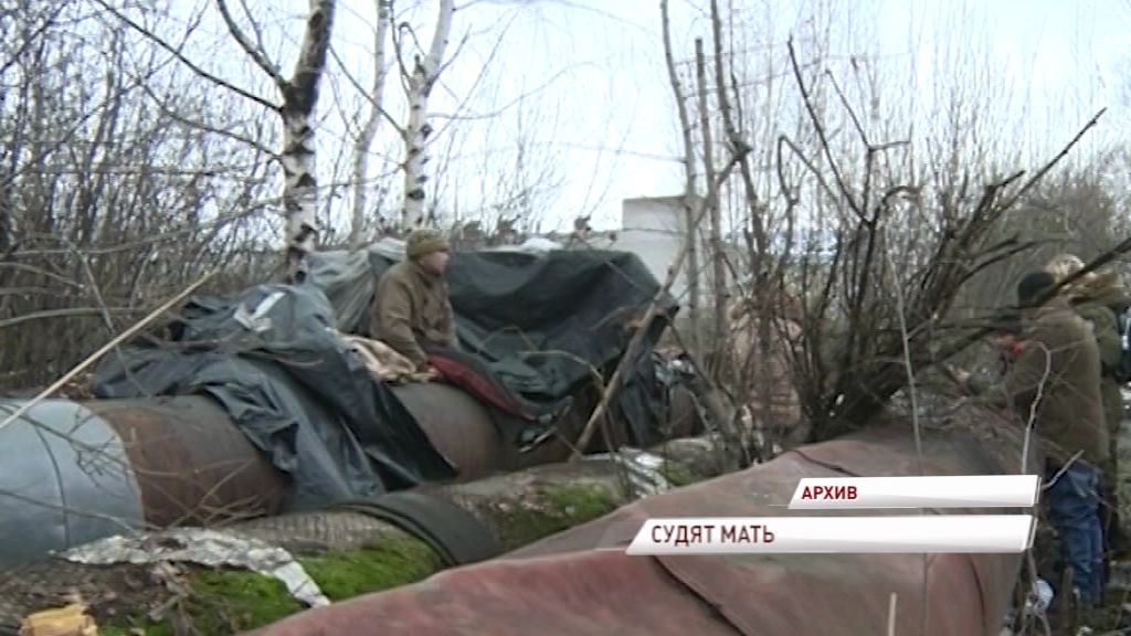 Горе-мамаша, жившая с ребенком на теплотрассе, не явилась в суд