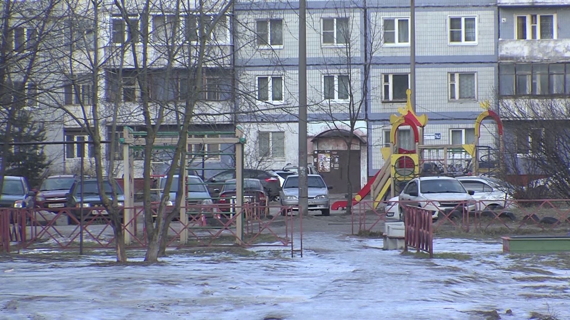 В Дзержинском районе в один из дворов вернулся свет