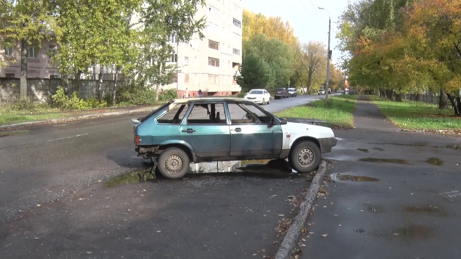 На Белинского почти дотла выгорела легковушка