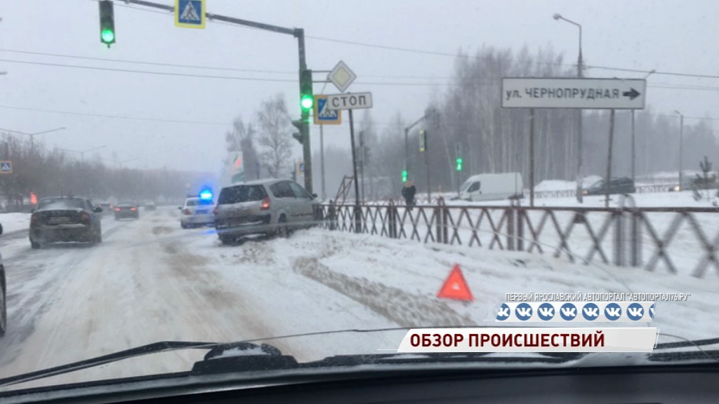 На проспекте Фрунзе иномарка влетела в светофор