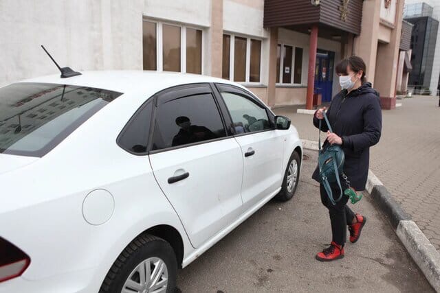 Служба такси будет бесплатно отвозить врачей домой к пациентам