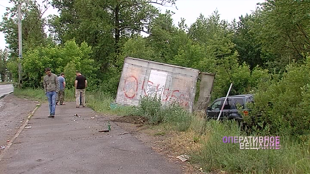 В Ярославле внедорожник снес остановку после столкновения с легковушкой