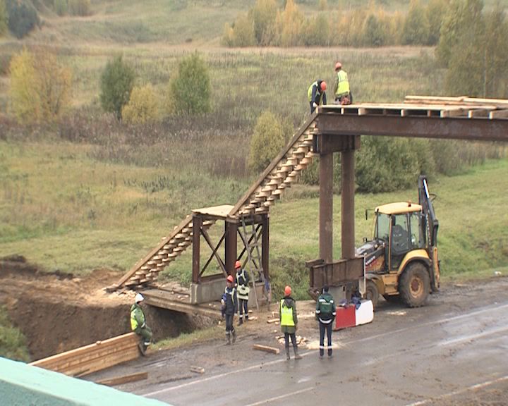 Над федеральной трассой М8 возводят новый временный пешеходный мост