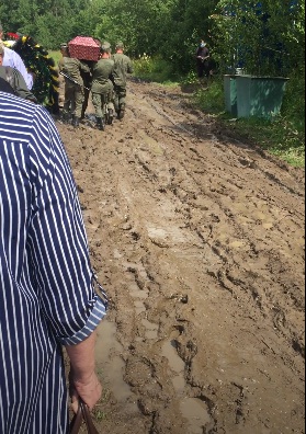 Дожди размыли дорогу на кладбище в Селифонтово