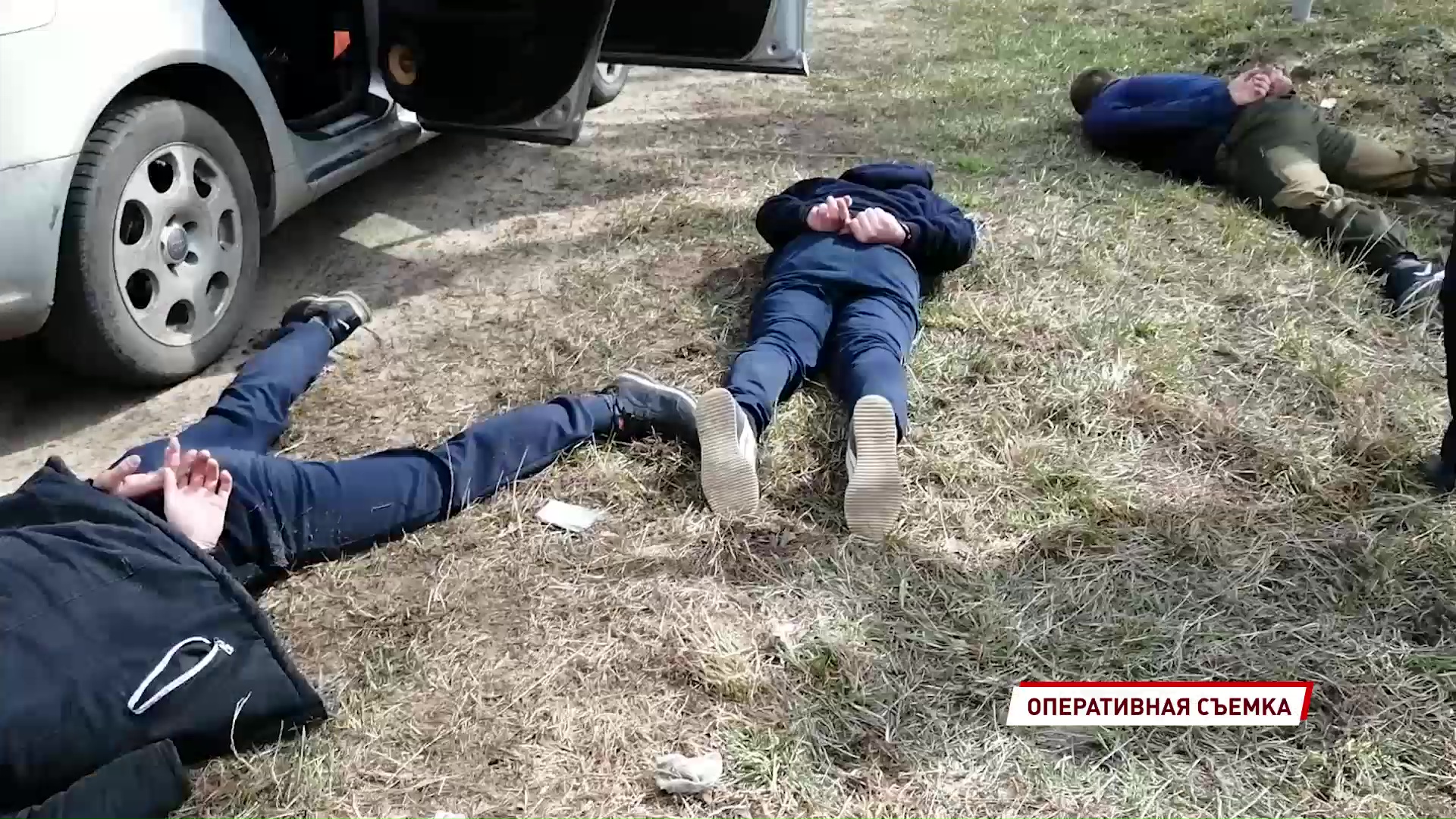 Бойцы ОМОНа задержали подозреваемых в краже из продуктового магазина