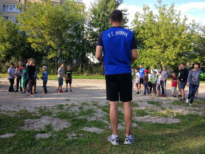 Футболисты «Шинника» погоняли футбол на гаревом поле с пацанами