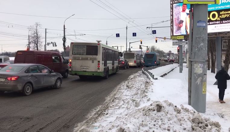 На Московском проспекте в Ярославле автомобили встали в пробку