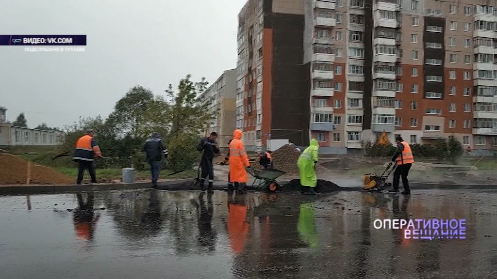 Тутаевские дорожники клали асфальт под проливным дождем