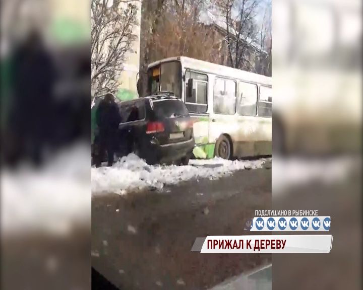 В Рыбинске автобус прижал к дереву внедорожник