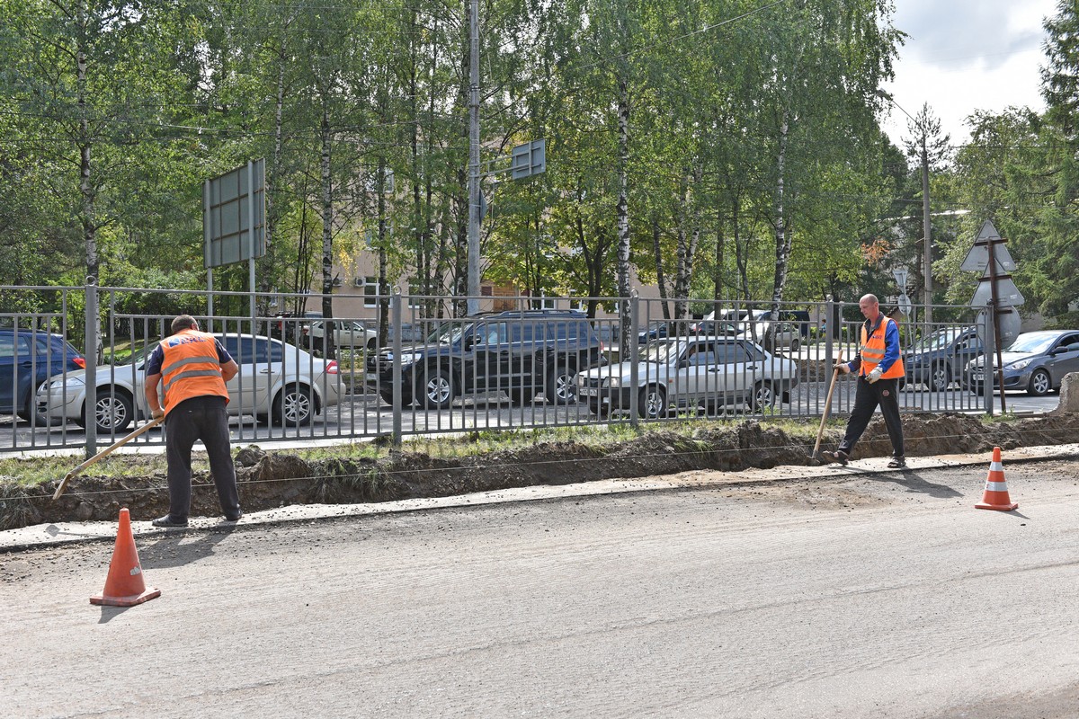 Асфальт с проспекта Авиаторов, уложенный в дождь и грязь, снимут