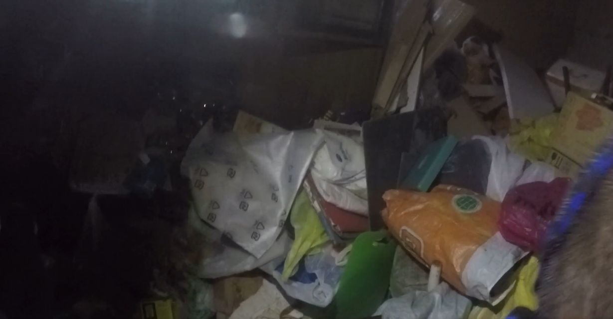 Пенсионерку завалило мусором в собственной квартире