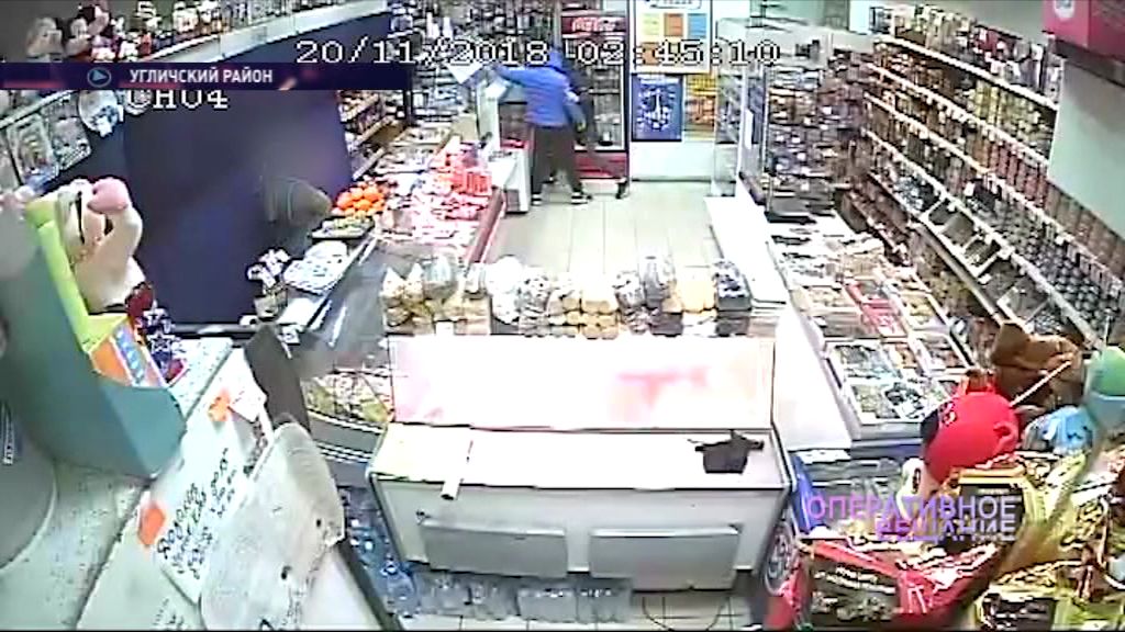 Двое жителей Углича ограбили магазин