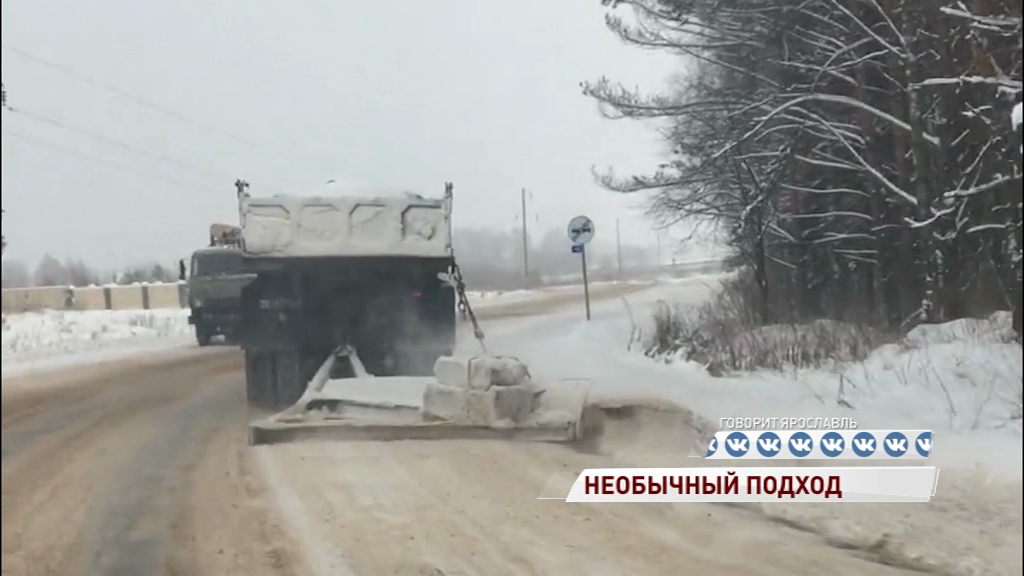 ВИДЕО: Житель области решил помочь коммунальщикам и почистил дорогу от снега