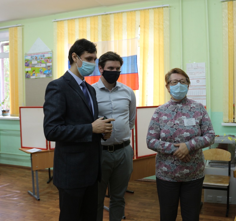 «Настроение у голосующих хорошее»: члены Общественной палаты посетили избирательные участки Ярославля