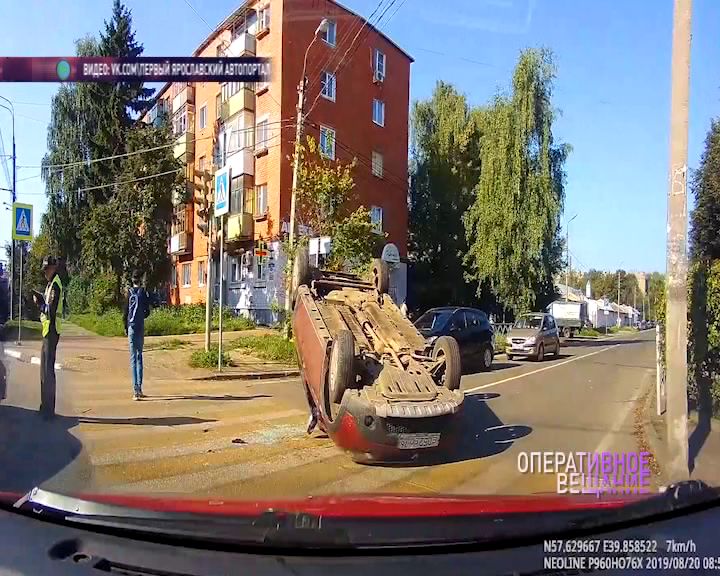 В Ярославле на проспекте Толбухина перевернулась иномарка