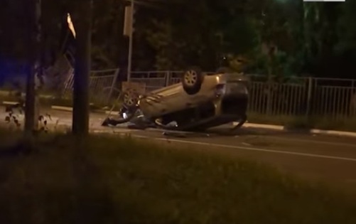 В Заволжском районе перевернулась легковушка